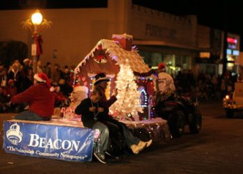 Santa arrives at Crystal Pier