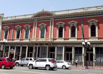 Nonprofit dental center creates hundreds of smiles for low-income seniors