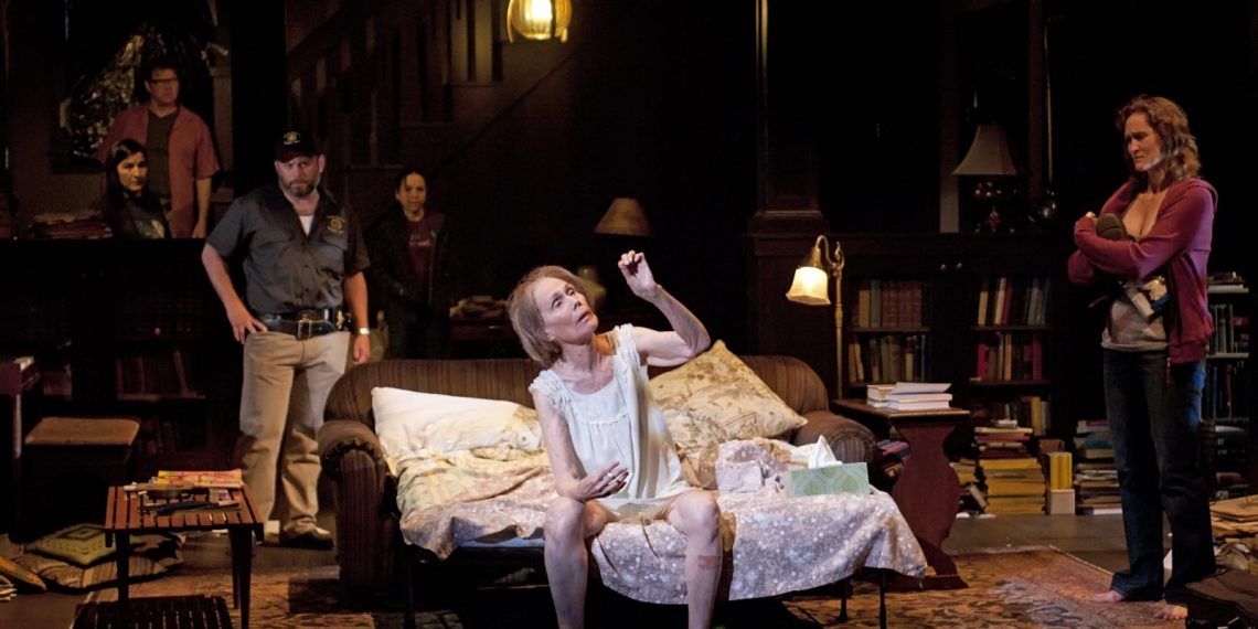 “August: Osage County”: A stark look at family dynamics