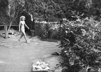 Tapping and singing toward heaven