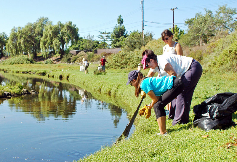 Up The Creek – volunteers help clean Pacific Beach watershed