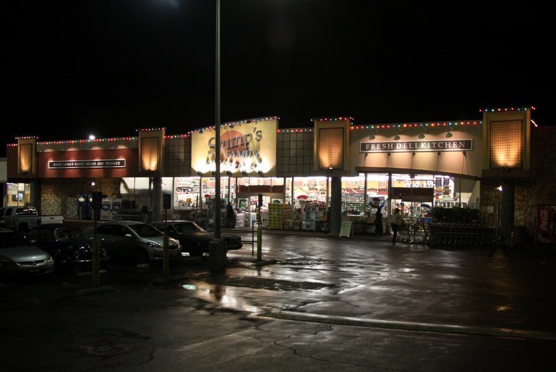 Ocean Beach celebrates holiday season with storefront light pizzazz