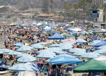 Holiday crowds leave 4 tons of beach trash