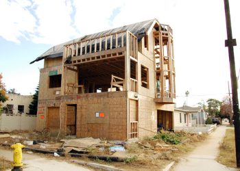 Person shot in Mission Beach, police searching for suspect