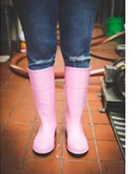 Karl Strauss supports the Pink Boots Society with donation and scholarship