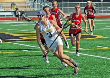 Bill Walton sculpture as large as his life