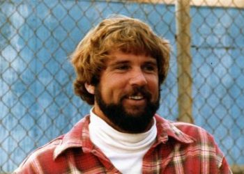 Tea Party draws conservatives; opponents rally nearby