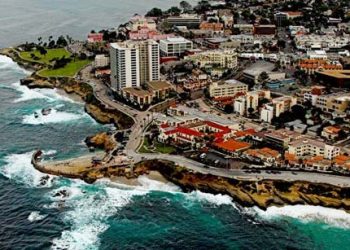 Driver, bystander hurt as car hits Pearl Street's Dick's Liquor