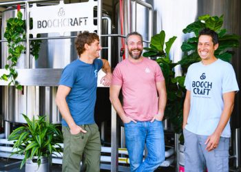 Bringing traditions of Cook Islands canoe making to Pacific Beach