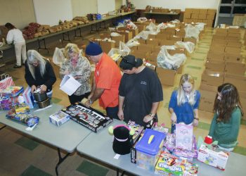 OB storefronts, homes aglow for the holidays