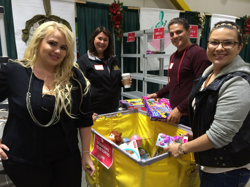 La Jolla businesses give back for the holidays and could use more help