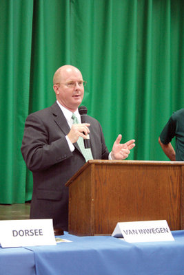 Police officer briefs LJ Town Council about sex offenders