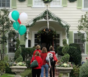 Santa arrives at Crystal Pier