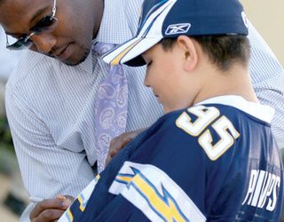 Pt. Lomans play role in ECOLIFE Foundation fund-raiser