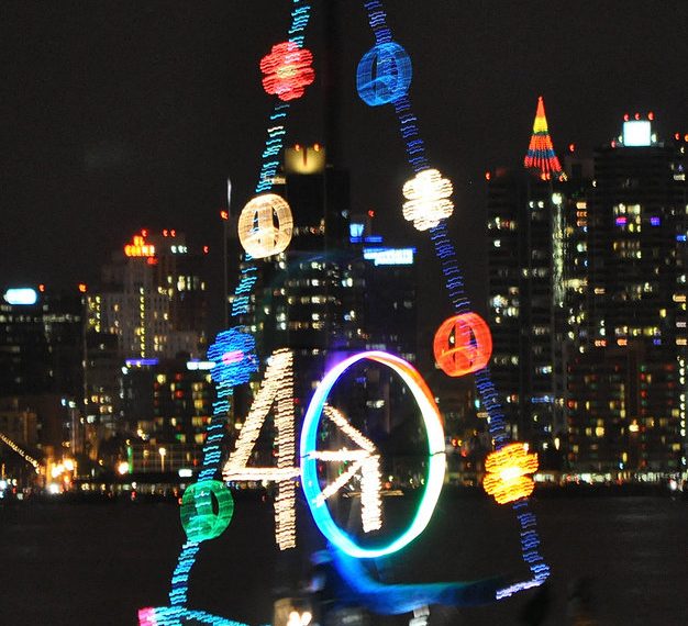 Annual Parade of Lights bathes San Diego Bay