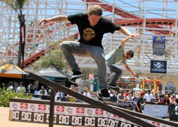 Airport expands, relocates cell-phone waiting lot