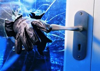 Get out of your bubble,' Reich urges 400 at wage parley