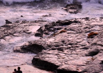 Cliff jumpers head over heels in Ocean Beach