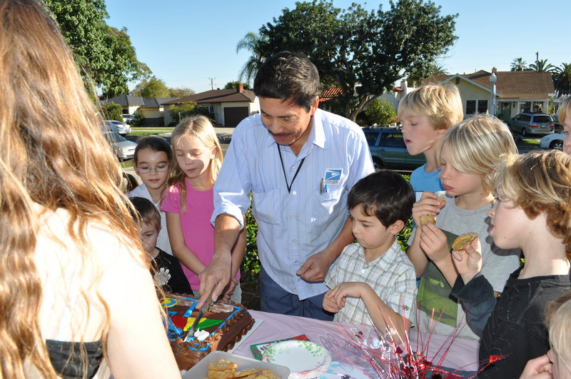 Longtime postal carrier retires; neighbors laud his lengthy career