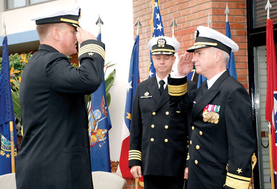 Local SPAWAR center command changes hands