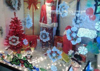 OB storefronts, homes aglow for the holidays