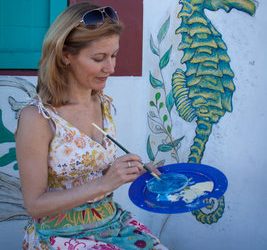 Artist brings splash of color to the community