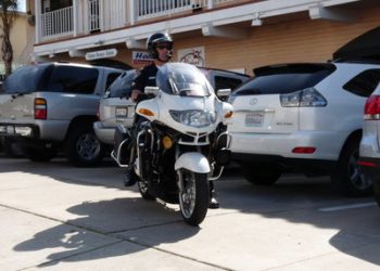 Tea Party draws conservatives; opponents rally nearby